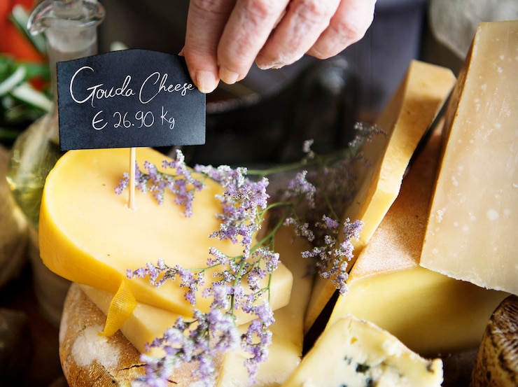 PSD idea di ricetta per la fotografia di cibo con formaggio gouda