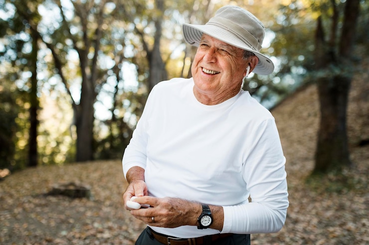 PSD il modello di abbigliamento del nonno usando le sue cuffie wireless.
