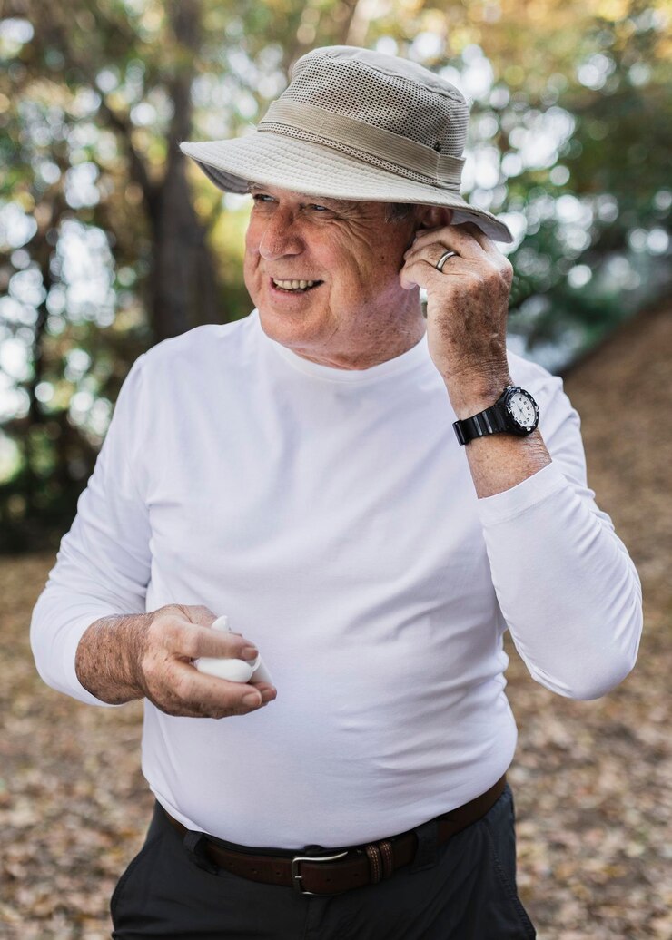 PSD il modello di abbigliamento di nonno 39 usando i suoi auricolari wireless.