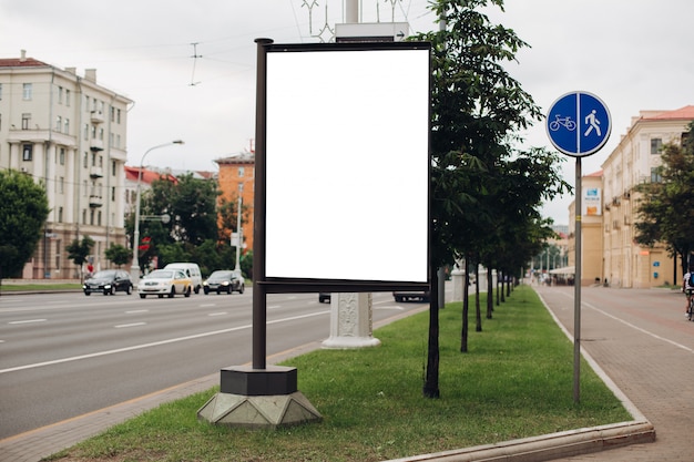 Imagem de um grande pátio externo para exibir anúncios ao lado da avenida