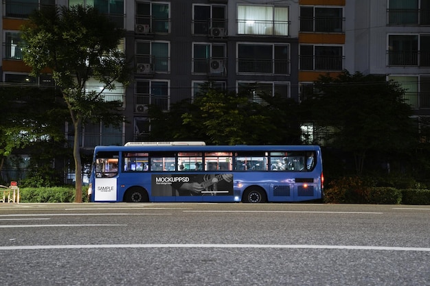 una imagen de un anuncio de autobús para mockup