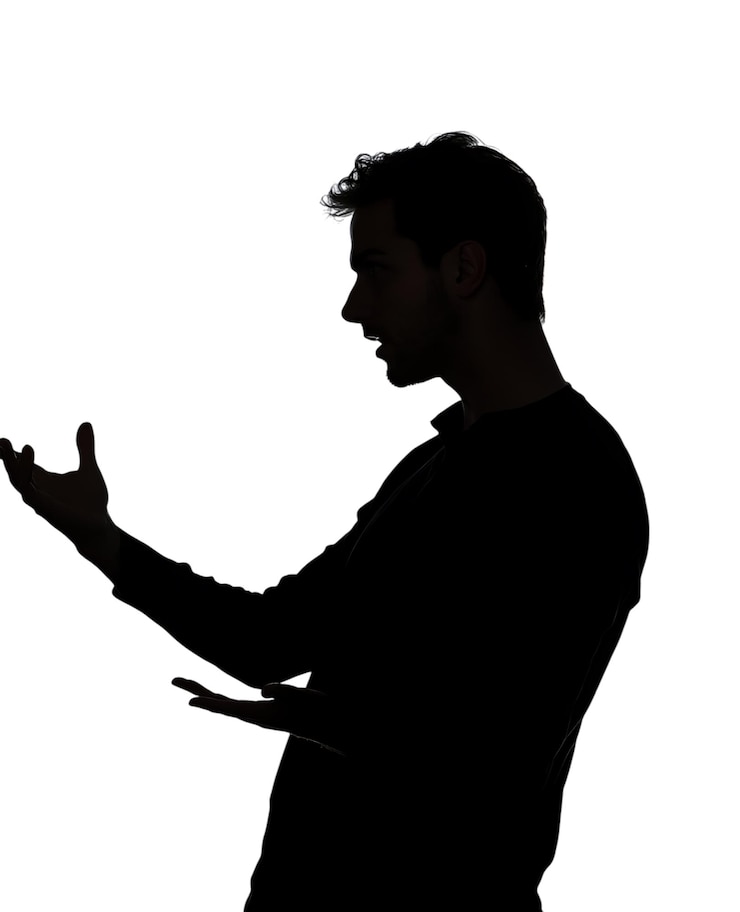 PSD imagen de mal humor oscuro de un hombre trabajando hasta tarde en su portátil