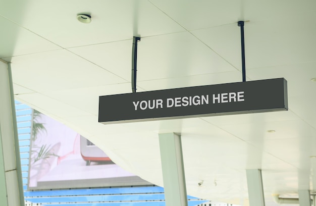Imagen de maqueta de pantalla negra de cartel en blanco en la estación de metro para publicidad callejera