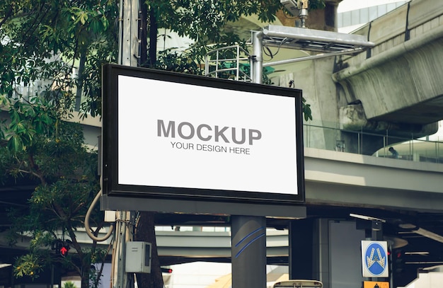 Imagen de maquillaje de carteles en blanco, carteles de pantalla blanca y publicidad callejera con led en el fondo de la ciudad