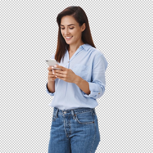 Imprenditrice allegra e spensierata in attesa di un caffè da asporto ordinare pranzo app online sorridente felice tiene lo smartphone legge il messaggio di testo schermo del telefono stand parete bianca ottimista