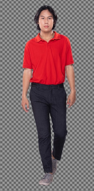 In voller Länge Körper der 20er Jahre asiatischer Mann schwarzes Haar rotes Poloshirt Hose Sneaker Schuhe, Standprofil. Junges Männchen zu Fuß in Richtung und biegen Sie nach links rechts zurück über weißem Hintergrund isoliert