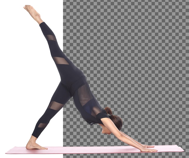 In voller Länge schlanker Körper Tanned Skin 30er 40er Jahre asiatische Yoga-Frau im schwarzen Spandex-Kleid, isoliert. Sport Mädchen Übung kurze schwarze Haare Praxis Yoga Fitness Posen in Meditation, Studio weißer Hintergrund