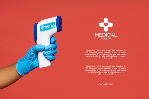 Infirmière noire avec maquette de pistolet thermomètre