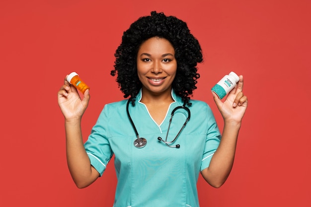 PSD infirmière noire tenant une maquette de pilules