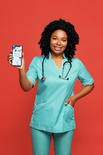 Infirmière noire tenant une maquette de smartphone