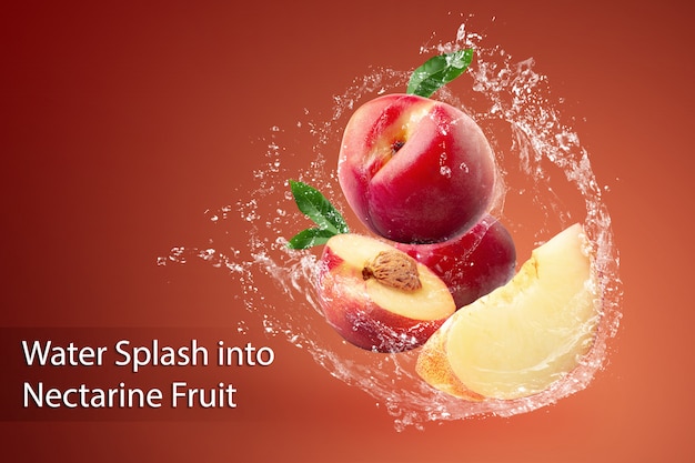 Innaffi la spruzzatura e la frutta fresca della nettarina sopra rosso.