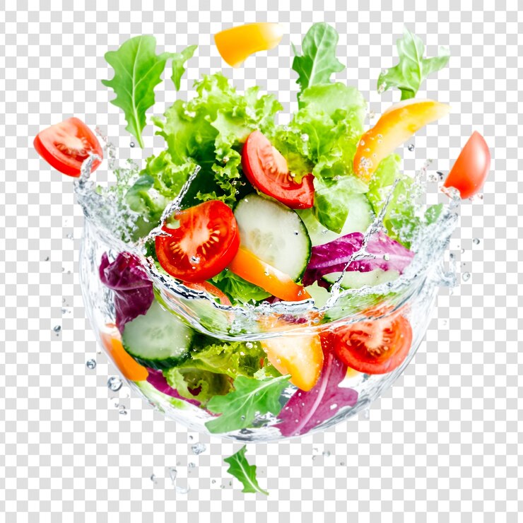 PSD insalata appena fatta con spruzzo d'acqua su uno sfondo trasparente