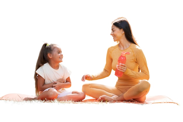 Instrutora de ioga feminina fazendo meditação com jovem