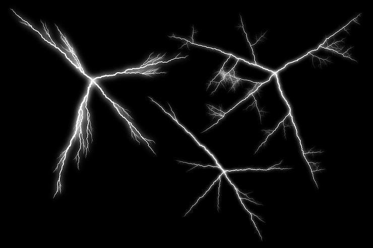 PSD intensos relámpagos eléctricos golpean a través de un cielo oscuro