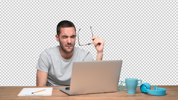 Interessato giovane uomo seduto alla sua scrivania