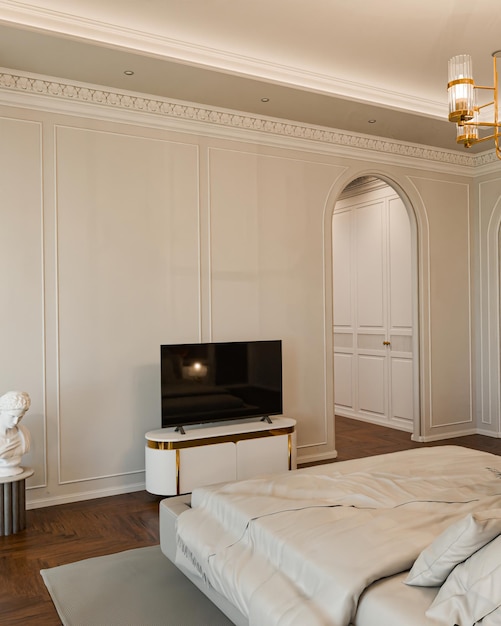 L'intérieur d'une chambre de luxe avec une architecture classique