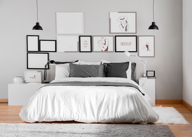 Interior design con assortimento di cornici mock-up