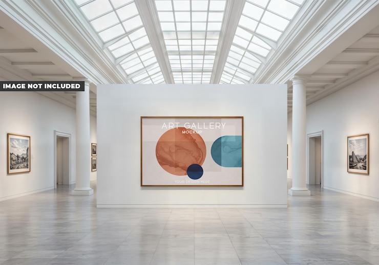 PSD interno della galleria d'arte con opere d'arte esposte
