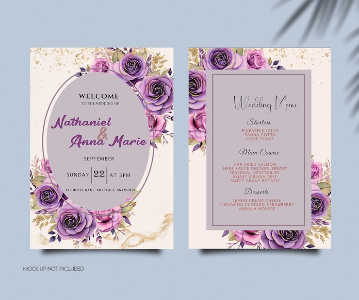 une invitation de mariage avec des fleurs violettes et une fleur violette.