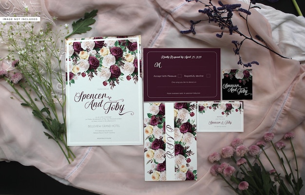 Une invitation de mariage pour une mariée et un marié.