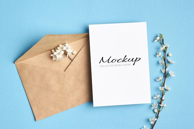 Invito o biglietto di auguri mockup stazionario con busta