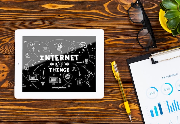 Ipad e occhiali sulla scrivania