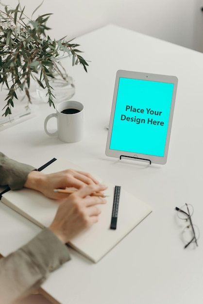 iPad Green Mockup PSD utilizado por un hombre en la oficina