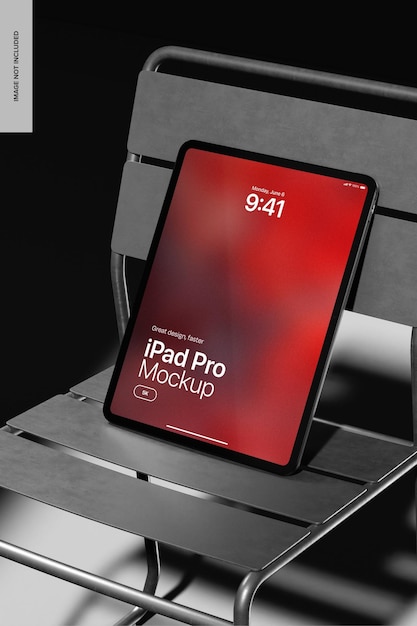 iPad Pro em cadeira Mockup inclinado