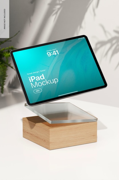 iPad Pro con paneles de madera y vidrio Mockup cayendo