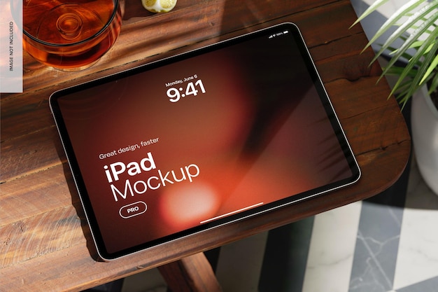 iPad Pro en la perspectiva de la maqueta de madera rústica