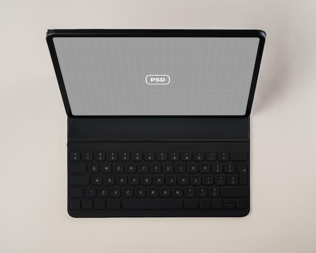 iPad con teclado en un fondo blanco