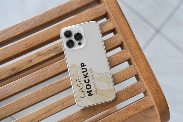 Iphone 13 pro clear case mockup auf holzstruktur