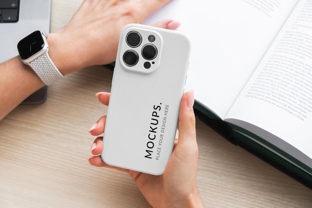 Iphone 14 pro case mockup in der hand