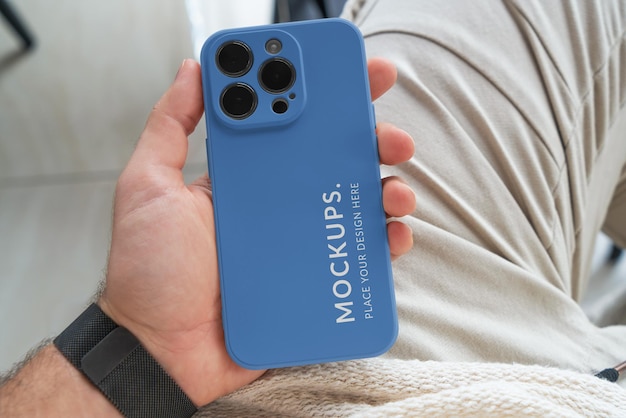 Iphone 14 pro case mockup in der hand