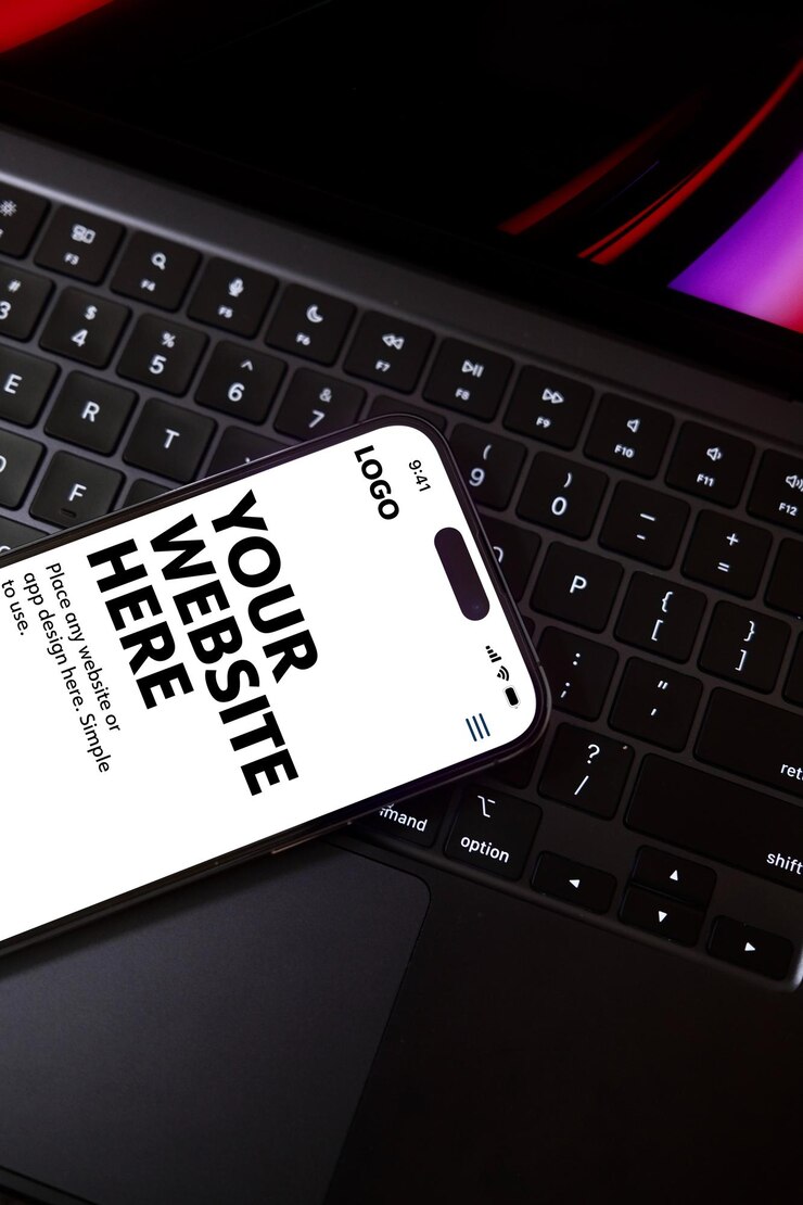 PSD iphone 14 pro encima de maqueta de teclado macbook pro psd