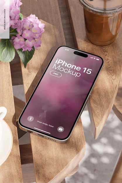 iPhone 15 Pro en el patio Mockup vista de ángulo alto