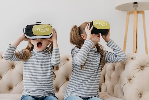 Irmãs com fone de ouvido de realidade virtual