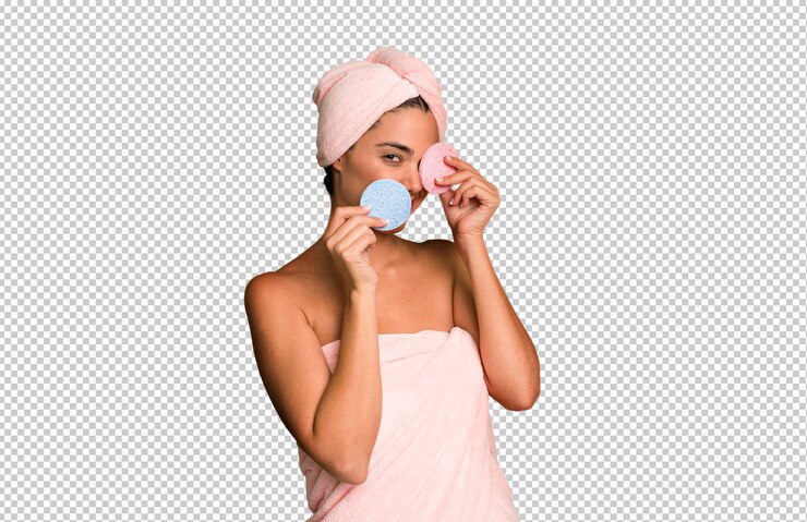 PSD ispanico abbastanza giovane adulto ed espressiva donna che indossa accappatoio bellezza e trucco concetto