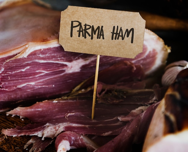 PSD jamón de parma en una mesa de madera