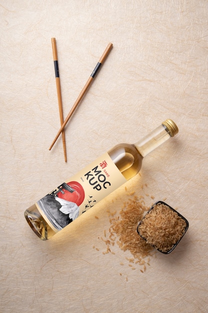Japanische Sake-Flasche mit braunem Reis