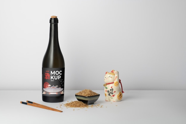 PSD japanische sake-flasche mit glücklicher katzenfigur