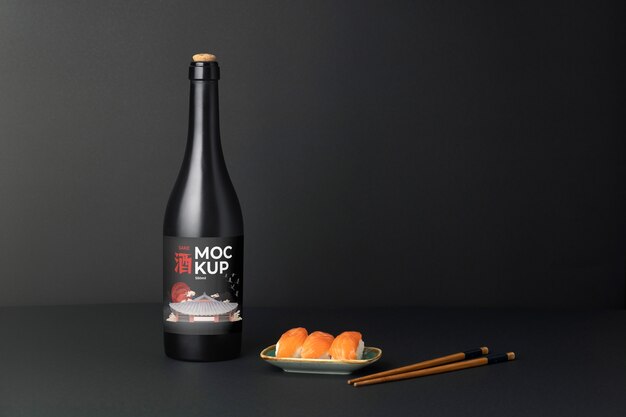 Japanische Sake-Flasche mit Sushi