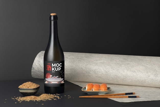 PSD japanische sake-flasche mit sushi