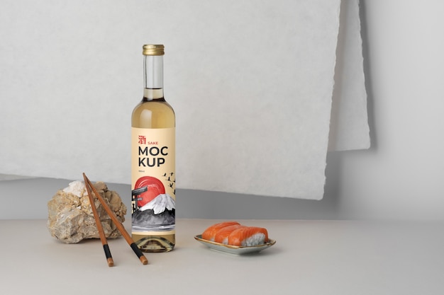 PSD japanische sake-flasche mit sushi