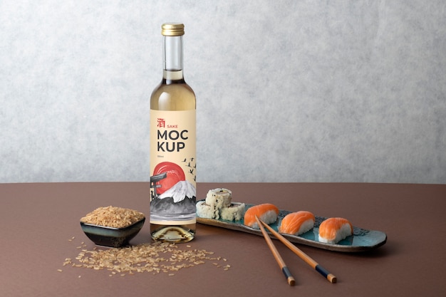 PSD japanische sake-flasche mit sushi