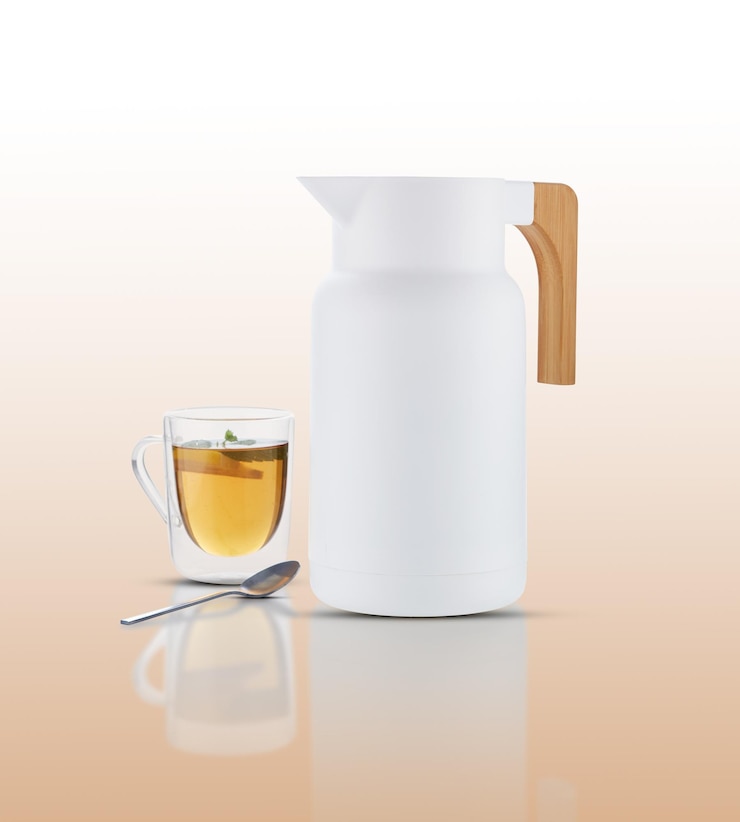 PSD jarra de té de cerámica blanca y dos capas de vaso de té con té y cuchara