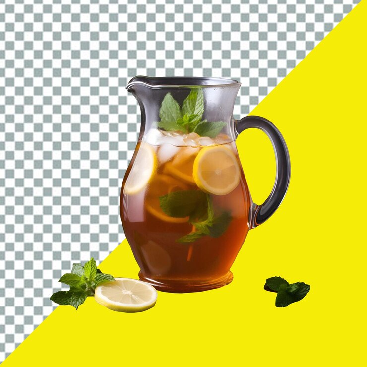 una jarra de té con hojas de menta y una cuña de limón
