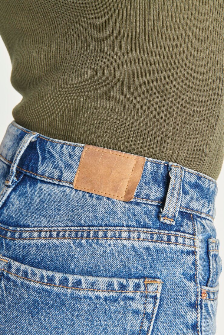 PSD jeans azules lavados con maqueta de etiqueta