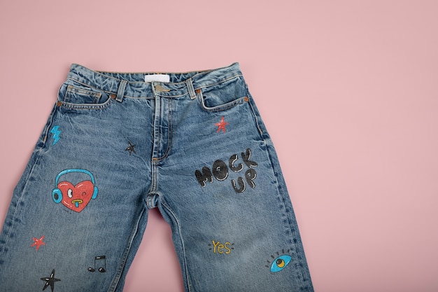 Jeans con maqueta de bordado