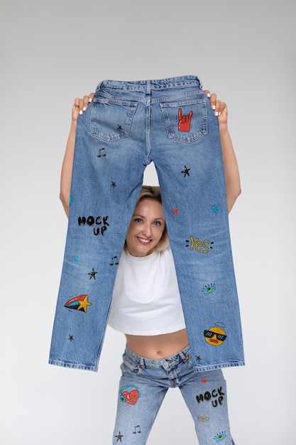 Jeans mit stickerei-modell